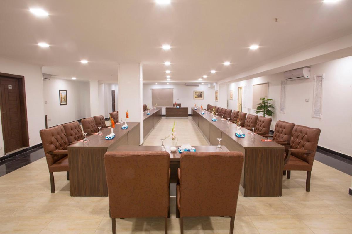 Hotel Oban ลาฮอร์ ภายนอก รูปภาพ